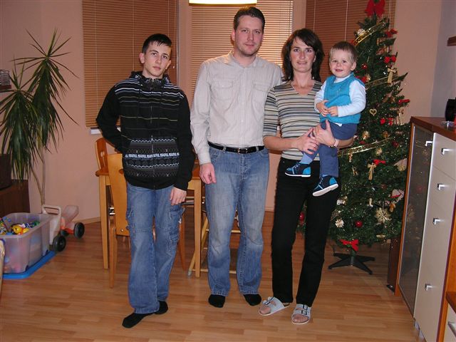 Oľga Bernátová s rodinou.JPG